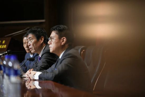 巴黎官方：埃梅里、马尔基尼奥斯已从各自伤病中恢复，参加合练巴黎圣日耳曼官方公布了队长马尔基尼奥斯和中场埃梅里的伤情，两人都恢复了球队合练。